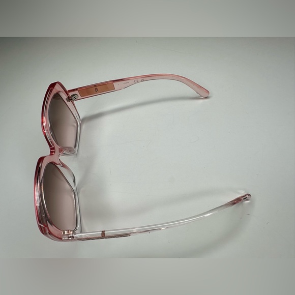 Oversized Guess Shades - Picture 3 of 7